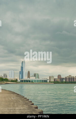 Blick auf die Skyline von Chicago Weltklasse aus dem nördlichen Ende der nördlichsten Insel an einem bewölkten Tag. Stockfoto