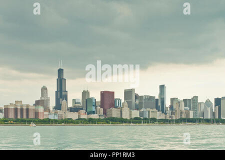 Blick auf die Skyline von Chicago Weltklasse aus dem nördlichen Ende der nördlichsten Insel an einem bewölkten Tag. Stockfoto