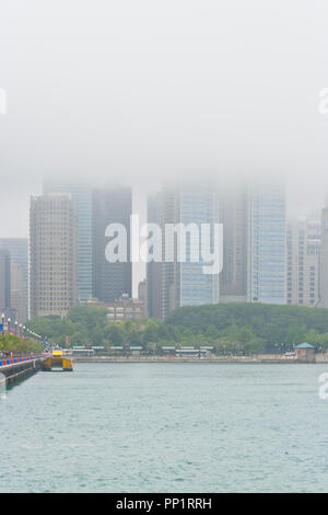 CHICAGO - 28. August: Ein dicker Nebel im Sommer die enshrouds skyscapers auf die Skyline als vom Navy Pier auf 2013 Aug 28 gesehen. Stockfoto