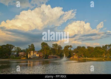 Beeindruckende Gewitterwolken Turm Overhead, da sie Rock St. Louis mit getrennten Duschen. Stockfoto