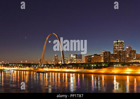 EAST ST. LOUIS, IL - 7 Oktober: Venus und zwei Tage alte Mondsichel in Verbindung über Downtown St. Louis am 7 Oktober 2013. Stockfoto