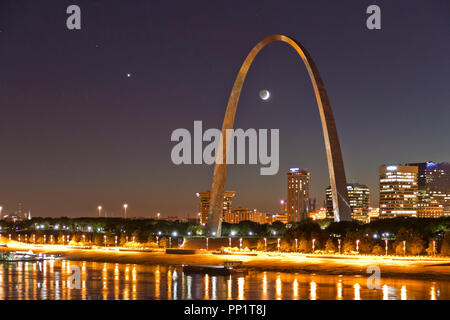 EAST ST. LOUIS, IL - 7 Oktober: Venus und zwei Tage alte Mondsichel in Verbindung über Downtown St. Louis am 7 Oktober 2013. Stockfoto