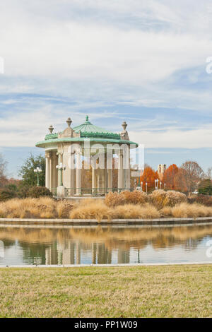 St. Louis's Forest Park Nathan Frank Musikpavillon im Herbst. Stockfoto