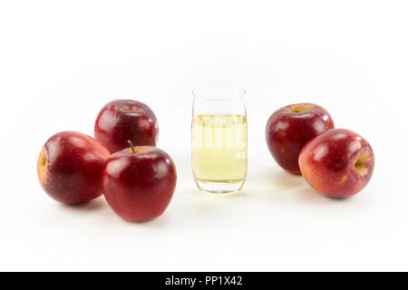 Fünf Äpfel und ein Glas Apfelsaft auf weißem Hintergrund. Stockfoto