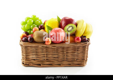 Verschiedene frische Früchte in ein Quadrat Warenkorb auf weißem Hintergrund, mit kopieren. Stockfoto