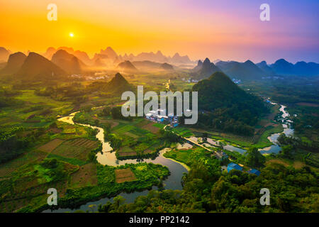 Landschaft von Guilin, China. Li Fluss und Karstgebirge namens Cuiping oder fünf Finger in Guangxi Province, China. Stockfoto