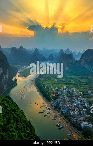 Landschaft von Guilin, Li Fluss und Karstgebirge namens Laozhai mount, Guangxi Provinz, China Stockfoto