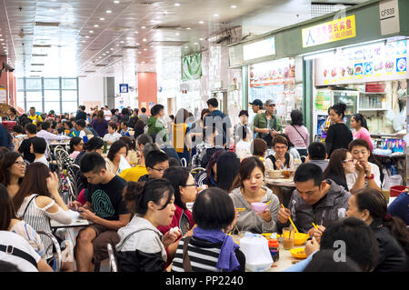 TAI PO MARKT, HUI HONG KONG - Feb 2013 - einem langen Mittag an Tai Po Hui Markt gekochtes Essen Zentrum, Hong Kong Stockfoto