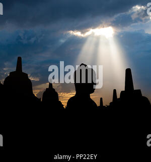 Silhouette Borobudur-Tempel bei Sonnenaufgangszeit mit Licht platzen, Yogyakarta, Java, Indonesien. Stockfoto