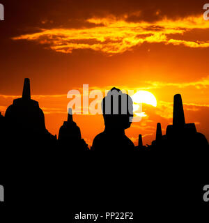 Silhouette Borobudur-Tempel bei Sonnenaufgangszeit mit Licht platzen, Yogyakarta, Java, Indonesien. Stockfoto