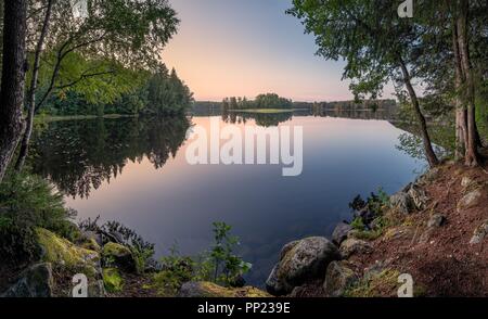 Schöne ruhige Landschaft mit See und Sonnenuntergang am Herbst am Abend auf Finnland Stockfoto