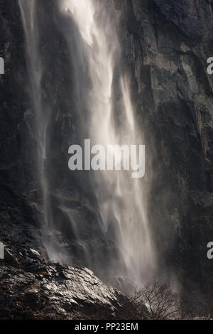 Die schönen Wasserfall Gravdefossen im Tal Romsdalen, Østfold, Norwegen. Stockfoto