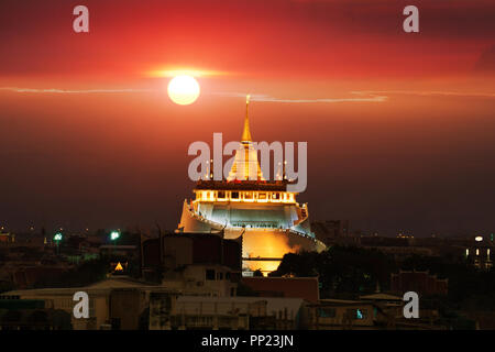 Wat Sraket Rajavaravihara Golden Mount, Sonne hinter den Tempel. Stockfoto