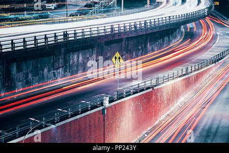 Lange Belichtung Bild der fahrenden Autos leichte Wanderwege, Farbe Tonen angewendet, New York City, USA. Stockfoto