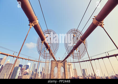 Brooklyn Bridge bei Sonnenaufgang, Vintage stilisierte Bild, New York City, USA. Stockfoto