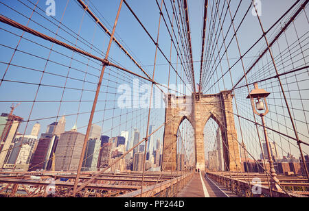 Brooklyn Bridge bei Sonnenaufgang, Vintage stilisierte Bild, New York City, USA. Stockfoto