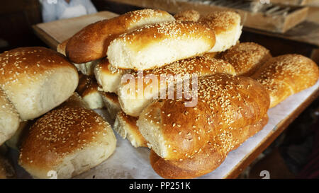 Frisches Gebäck auf dem Zähler in einer ländlichen Bäckerei. Holz- formen mit einem Teig für den Ofen zubereitet. Authentische ländliche leckeres Brot Stockfoto