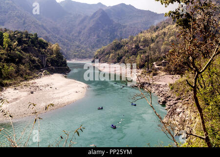 Rafting am Ganga Fluss während der Sommer in Rishikesh Stockfoto