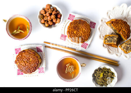 Chinesischen Mooncake serviert mit Tasse Tee, Ansicht von oben Stockfoto