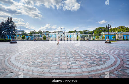 Frau in Rot shirt vor der Mariinsky Palast an einem sonnigen Tag, Kiew, Ukraine Stockfoto