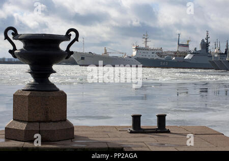 Kronstadt, St. Petersburg, Russia-March 15, 2017: Ozeanografische Forschungsschiff "Admiral Vladimirsky' und patrouillenschiffe der Baltischen Flotte im Eis-co Stockfoto