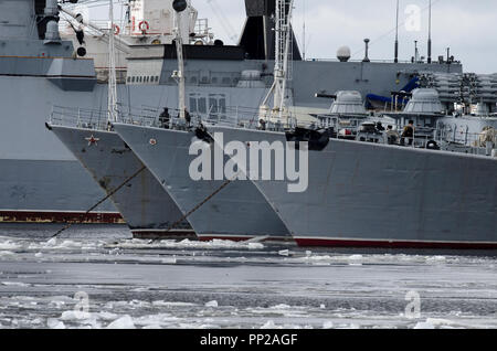 Kronstadt, St. Petersburg, Russland - 15. März 2017: Drei Patrouillenschiffe der Baltischen Flotte mit roten Sternen in der eiskalten Hafen von Kronstadt Stockfoto