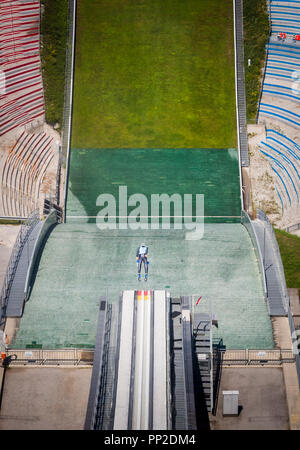 Einen Skispringer die Bergisel-schanze in Innsbruck (Österreich) während einer Sommer training Springen am 1. August 2018. Stockfoto