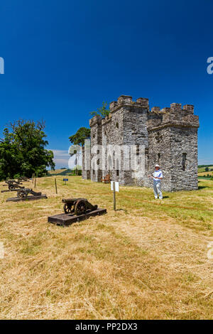 Die sham castle Torheit (c 1746) und Zierpflanzen Kanone oben Castle Hill House und Gärten, in der Nähe von Filleigh, North Devon, England, Großbritannien Stockfoto