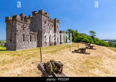 Die sham castle Torheit (c 1746) und Zierpflanzen Kanone oben Castle Hill House und Gärten, in der Nähe von Filleigh, North Devon, England, Großbritannien Stockfoto