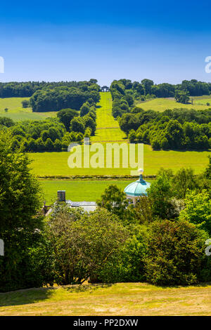 Der Triumphbogen (umgebaut 1961) gegenüber Castle Hill House und Gärten, in der Nähe von Filleigh, North Devon, England, Großbritannien Stockfoto