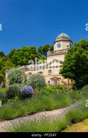 Beeindruckende palladianischen Architektur und bunten Pflanzen bei Castle Hill House und Gärten, in der Nähe von Filleigh, Devon, England, Großbritannien Stockfoto