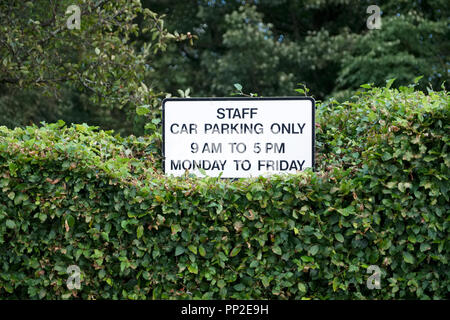 Personal Parkplatz nur Zeichen an Business Parkplatz in Hecke Stockfoto