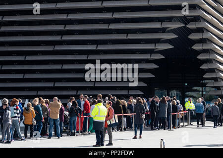 Schlangen von Besuchern außerhalb New V&A Museum am ersten Wochenende nach der Eröffnung in Dundee, Schottland, Großbritannien. Stockfoto