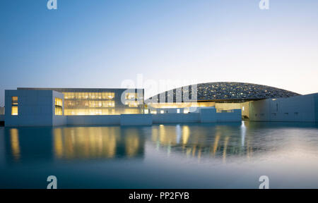 Außen am Abend Blick auf den Louvre Abu Dhabi auf Saadiyat Island Cultural District in Abu Dhabi, VAE. Architekt Jean Nouvel Stockfoto