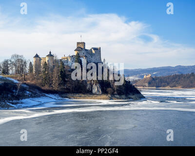 Mittelalterliche Burg in Niedzica, Polen, im Winter auf teilweise gefroren künstliche Czorsztyn See auf dem Fluss Dunajec und die weiten Blick von Czorsztyn Burg. Su Stockfoto