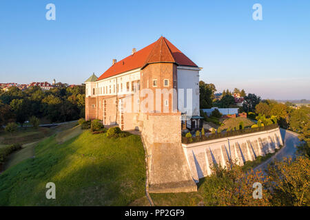 Mittelalterlichen gotischen Burg in Sandomierz, Polen, im 14. Jahrhundert erbaut. Luftbild bei Sonnenuntergang. Stockfoto