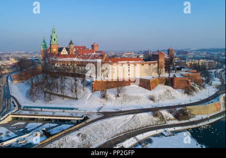 Schloss Wawel, der Kathedrale und teilweise gefrorene Weichsel im Winter. Krakau, Polen. Antenne Skyline im Sonnenuntergang Licht Stockfoto