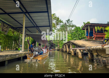 Damnoen Saduak, Thailand - 1. April 2018: die Geschäfte in der berühmten schwimmenden Markt in der Nähe von Bangkok in Thailand, besucht von vielen Touristen mit dem Boot. Stockfoto