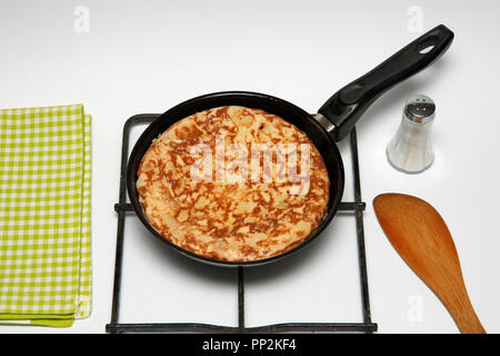 Tomatensalat mit Omelette. Schritt für Schritt. Zubereitetes Gericht: BRBAN 0 Stockfoto