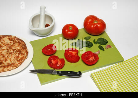 Tomatensalat mit Omelette. Schritt für Schritt. Zubereitetes Gericht: BRBAN 0 Stockfoto