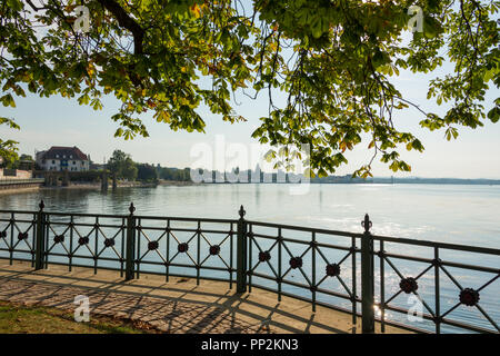 Fußweg mit alten Eisen Geländer in den Schlosspark am Bodensee in Friedrichshafen. Stockfoto