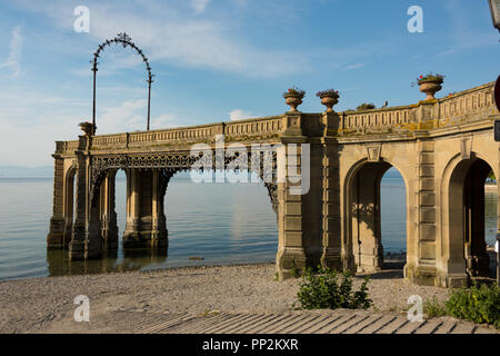 Alte Aussichtsplattform von der Burg ins Wasser der Bodensee in Friedrichshafen im Morgenlicht Stockfoto