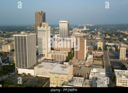 Eine quadratische Antenne Zusammensetzung von Downtown Little Rock Gebäude mit dem State Capitol Building Hintergrund Stockfoto