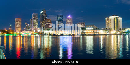 Die Nacht als Lichter kommen auf Gebäuden Anfang einen schönen Sommerabend in Tampa Florida Downtown Stockfoto