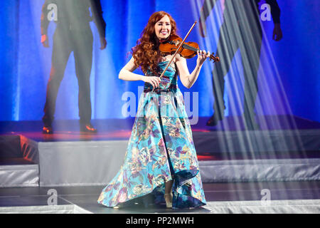 Musik Künstler keltischen Frau übernimmt in Durham, North Carolina als Teil ihrer Tour 2018. Celtic Woman ist eine all-female-irische musical Ensemble. Die 2018 lineup besteht aus M‡ irŽad Carlin, ƒabha McMahon, Tara McNeill, und Megan Walsh. Stockfoto