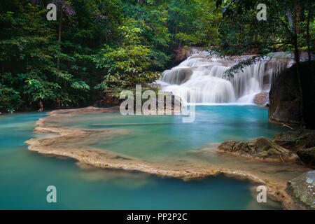 Erawan Wasserfall Thailand Kanchanaburi Provience finden. Dieser Wasserfall ist in Erawan Nationalpark im Wald. Stufe 1 aus allen 7. Stockfoto