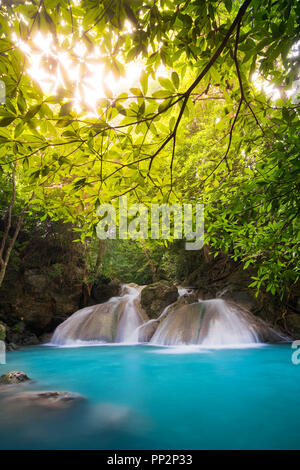 Erawan Wasserfall Thailand Kanchanaburi Provience finden. Dieser Wasserfall ist in Erawan Nationalpark im Wald. Stufe 4 aus allen 7. Stockfoto