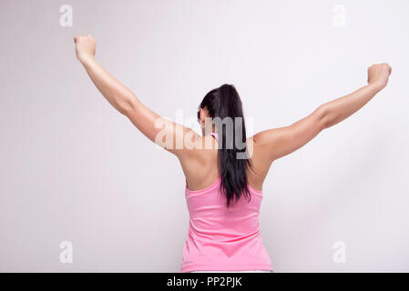 Schöne athletische Frau Tragen im Sport Style Kleidung macht Sport im Fitnessraum trainieren. Stockfoto