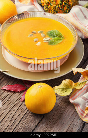 Vegetarische Ernährung pupmkin Cremesuppe. Herbstliche Kürbis Suppe. vegane Suppe Stockfoto