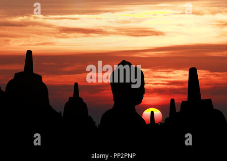 Silhouette Borobudur-Tempel bei Sonnenaufgangszeit mit Licht platzen, Yogyakarta, Java, Indonesien. Stockfoto